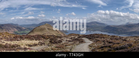 Vista panoramica del gatto campane e Derwent Water da Maiden Moor con il Skiddaw e gamme Blencathra dietro Foto Stock