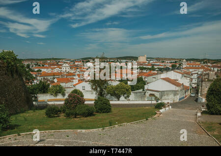 Paesaggio urbano con vecchie case bianche visto dalla cima della collina del castello di Estremoz. Una cittadina con edifici di marmo sul Portogallo orientale. Foto Stock