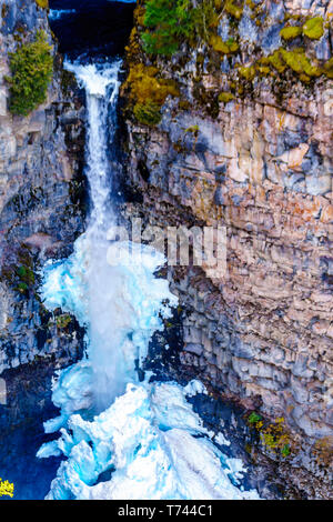 La spettacolare ghiaccio e cono di neve in inverno al fondo di Spahats cade su Spahats Creek nel Grey Parco Provinciale vicino a Clearwater, BC, Canada Foto Stock