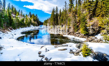 Il parzialmente congelato fiume Murtle dopo Mushbowl cade nel Cariboo montagne di Grey Parco Provinciale, British Columbia, Canada Foto Stock