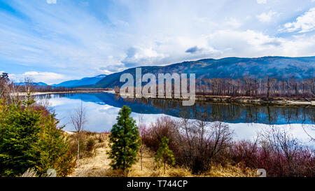 Colori invernali intorno al nord Thompson River tra poco Fort e Clearwater, British Columbia, Canada Foto Stock