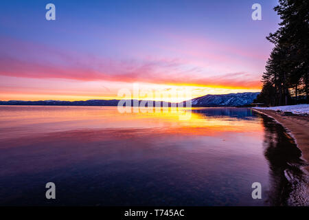 Alba da Valhalla Pier in South Lake Tahoe Foto Stock