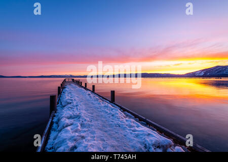 Alba da Valhalla Pier in South Lake Tahoe Foto Stock