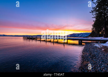 Alba da Valhalla Pier in South Lake Tahoe Foto Stock