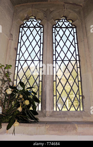 Una finestra con piombo in una chiesa Foto Stock