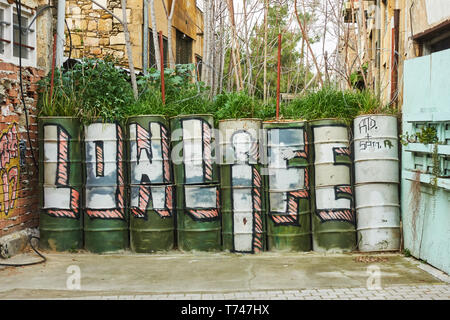 Nicosia, Cipro - 25 Gennaio 2019: barili con graffiti della linea verde - zona di buffer tra greco e turco di parti di città, Nicosia (Lefko Foto Stock