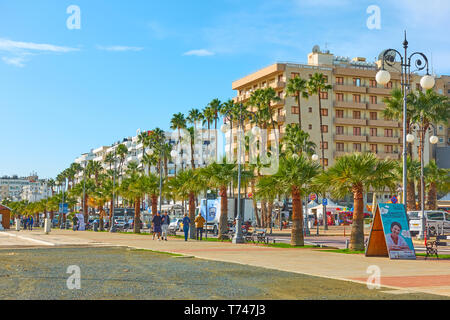 Larnaca, Cipro - 28 Gennaio 2019: di fronte al mare e la passeggiata lungomare a Larnaca Foto Stock