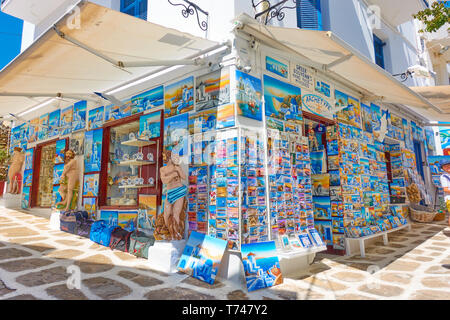 Mykonos, Grecia - 22 Aprile 2018: grande negozio di souvenir nella città di Mykonos Foto Stock