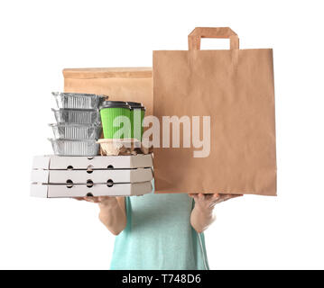 Donna con prodotti in sacchi di carta e contenitori su sfondo bianco. Il cibo del servizio di consegna Foto Stock