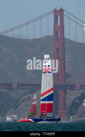 Gran Bretagna Team SailGP skipper da Dylan Fletcher prendendo parte alla flotta pratica gare. Evento 2 Stagione 1 SailGP evento in San Francisco, California, Stati Uniti Foto Stock