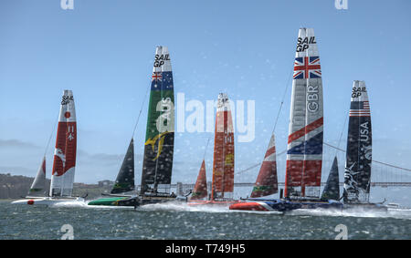 Tutti e sei i F50 catamarani line up con lo sfondo del Ponte Golden Gate per l'inizio di uno della flotta pratica gare. Evento 2 Stagione 1 SailGP evento in San Francisco, California, Stati Uniti. Foto Stock