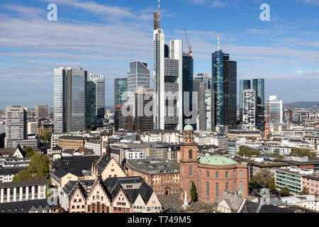 Skyline di Francoforte am Main, sullo sfondo di grattacieli, il quartiere finanziario, il centro, nella parte anteriore del Roemer, il municipio e la chiesa di San Paolo, Foto Stock