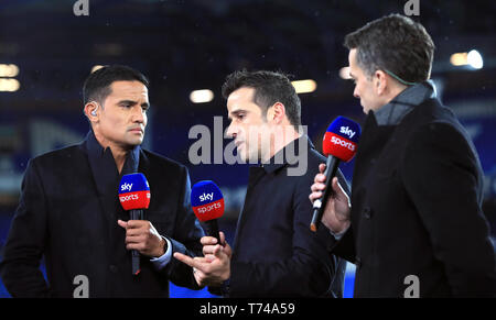 Everton manager Marco Silva (centro) parla di Sky Sports presenter David Jones (destra) e pundit Tim Cahill dopo il match di Premier League a Goodison Park di Liverpool. Foto Stock