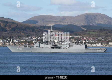 TCG Gökova (F496), un Gabya-classe (o G-classe) frigate azionato dalla Marina turca, passando Gourock all'inizio dell'esercizio comune della Warrior 19-1. Foto Stock