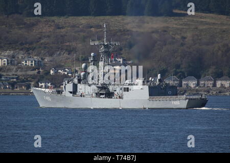 TCG Gökova (F496), un Gabya-classe (o G-classe) frigate azionato dalla Marina turca, passando Gourock all'inizio dell'esercizio comune della Warrior 19-1. Foto Stock