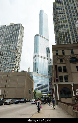 Chicago, Illinois, Stati Uniti d'America - 2019: vista del Trump International Hotel and Tower a partire dal livello del suolo. Foto Stock