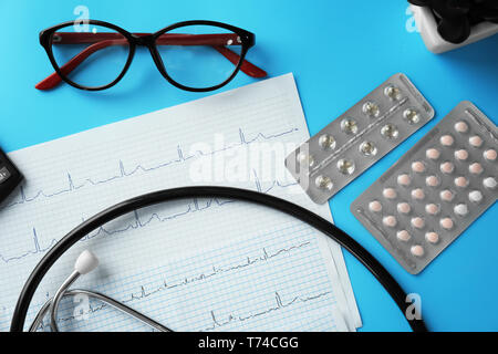 Composizione con uno stetoscopio e cardiograms sul colore di sfondo. Health care concept Foto Stock