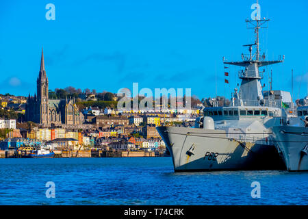 La cittadina di Cobh, nella contea di Cork, un turista città portuale con una nave nel porto; Cobh, nella contea di Cork, Irlanda Foto Stock