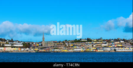 La cittadina di Cobh, nella contea di Cork, un turista città portuale con la torre di San Coleman della Cattedrale di nella skyline; Cobh, nella contea di Cork, Irlanda Foto Stock