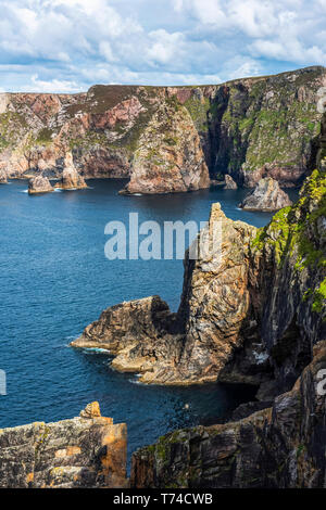 Ripide scogliere lungo la costa di Isola di Arranmore; County Donegal, Irlanda Foto Stock