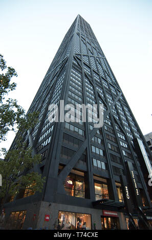 Chicago, Illinois, Stati Uniti d'America - 2019: livello di terra vista del John Hancock Center, un 100-story, 1,128 piedi grattacielo supertall. Foto Stock