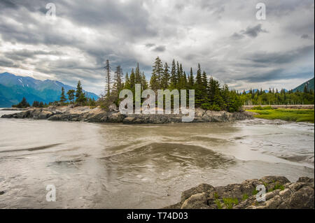 Un estati tempestoso giorno oltre il braccio Turnagain come la marea defluisce nel sud-centrale; Alaska Alaska, Stati Uniti d'America Foto Stock