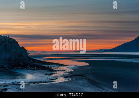 Il sole di setting su Alaska's Insenatura Cook in una serata estiva nel sud-centrale; in Alaska Alaska, Stati Uniti d'America Foto Stock