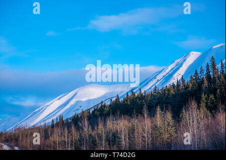 Nuvole sulla cima di una montagna al crepuscolo sul Chugach Mountains nel sud-centrale; Alaska Alaska, Stati Uniti d'America Foto Stock