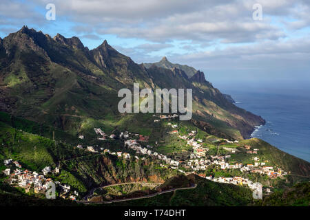 Villaggio di Taganana sulla costa di Tenerife, Spagna con aspre montagne di Anaga al di là; Taganana, Tenerife, Spagna Foto Stock