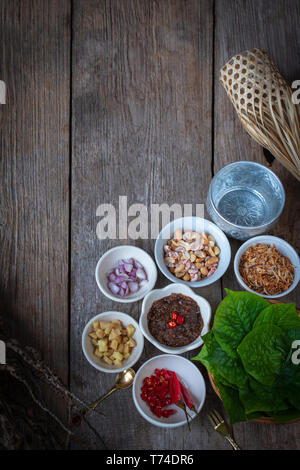 Miang kham,una foglia reale wrap antipasto consistono di scalogno, Zenzero, fagioli fritti, fetta di limone Betel leaf, peperoncino, fritti di noce di cocco e salsa chili, che Foto Stock