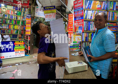 Librerie a Nilkhet del mercato del libro a Dacca in Bangladesh Foto Stock