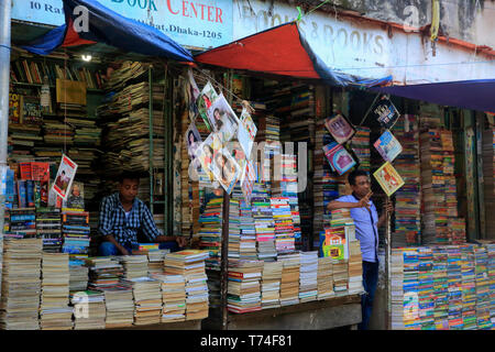 Usati a edicola a Nilkhet mercato librario. Dacca in Bangladesh. Foto Stock