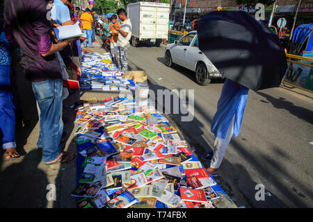 Book shop sul sentiero a Nilkhet a Dacca in Bangladesh Foto Stock