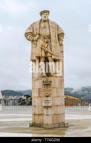 Statua di re Joao III nel cortile, Università di Coimbra; Coimbra, Distretto di Coimbra, Portogallo Foto Stock