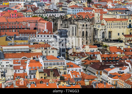 Si affaccia sulla città di Lisbona dal millennium-vecchie mura del Castello di S. Giorgio; Lisbona, regione Lisboa, Portogallo Foto Stock