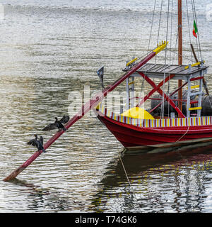 Colorate barche da pesca ormeggiate in acqua, Porto di Riverside Quartiere, Santa Marinha; Porto, Portogallo Foto Stock