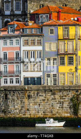 Porto di Riverside Quartiere; Ribeira, Santa Marinha, Porto, Portogallo Foto Stock