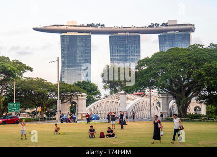 La gente camminare attraverso l'Imperatrice Prato Marina Bay sands hotel complesso sul tetto con piscina infinity, Anderson Bridge Singapore Foto Stock