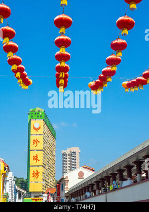 Il cinese lanterne rosse per il Capodanno cinese su South Bridge Road Chinatown guardando giù di Temple Street e il popolare complesso di Parco di Singapore Foto Stock