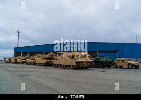 Stati Uniti Marine Corps M88 recupero veicolo, M1A1 Abrams serbatoi, Humvees e luce Veicoli blindati sit in scena al Porto di Pori, Finlandia, 2 maggio 2019. Gli Stati Uniti Marines con 2a supporto di trasporto battaglione, combattere la logistica reggimento 2, 2° Marine Logistics Group, scaricate i veicoli che provenivano dal norvegese grotte del Marine Corps Program-Norway Preposizionamento per prendere parte a un esercizio finlandese chiamato freccia 2019 in Pohjankangas Area Formazione vicino Kankaanpaa, Finlandia. Esercizio freccia 2019 è una multinazionale annuale di esercizio con lo scopo della formazione di fanteria meccanizzata, artiglieria, Foto Stock