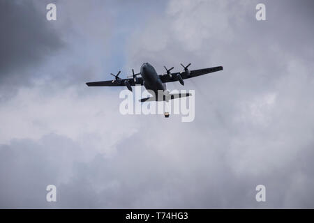 Il C-130H Hercules vola in una mirata nella zona di caduta come membri della 179th Airlift Wing, Mansfield, Ohio, eseguire un esercizio di airdrop Maggio 2, 2019. La Ohio Air National Guard unità è sempre in missione a rispondere con personale altamente qualificato cittadino aviatori di eseguire federali, statali e le missioni della comunità. (U.S. Air National Guard foto di Tech. Sgt. Joe Harwood) Foto Stock