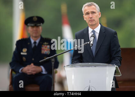 Forma, Belgio - Il Segretario Generale della NATO Jens Stoltenberg parla durante un cambio del comando cerimonia di premiazione che si terrà a forma il 3 maggio 2019. Durante la cerimonia Tod Generale D. Wolters ha assunto il comando del generale Curtis M. Scaparrotti come xix il Comandante supremo alleato in Europa. (NATO Foto di SSgt Ross Fernie) Foto Stock