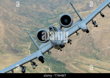 Un-10C Thunderbolt II vola sopra l'Arizona meridionale, 29 aprile 2019. L'A-10 è la Air Force il premier chiudere il supporto aereo aereo, fornendo protezione ineguagliabile di truppe sul terreno. (U.S. Air Force photo by Staff Sgt. Betty R. Chevalier) Foto Stock