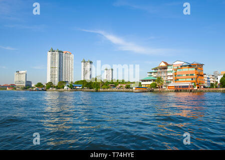 BANGKOK, Tailandia - 01 gennaio 2019: giornata soleggiata sul Fiume Chao Phraya. Periferia della moderna Bangkok Foto Stock