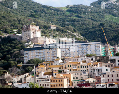 Vista del castello moresco, alloggiamento e la Rocca di Gibilterra, British Overseas territorio in Europa meridionale Foto Stock