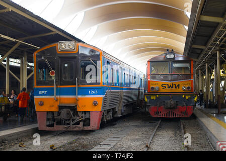 BANGKOK, Tailandia - 04 gennaio 2019: due treni passeggeri sulla Hua Lamphong stazione ferroviaria Foto Stock