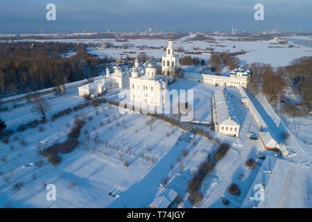 San Giorgio monastero sulla giornata di gennaio (la fotografia aerea). Veliky Novgorod, Russia Foto Stock