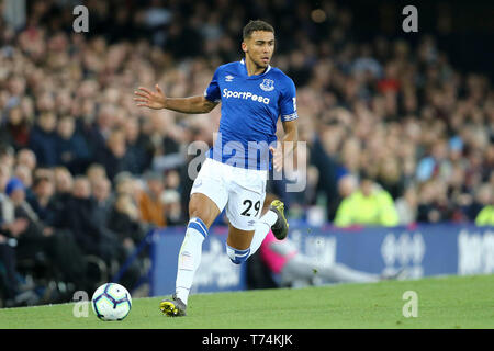 Liverpool, Regno Unito. 03 Maggio, 2019. Dominic Calvert-Lewin di Everton in azione. Premier League, Everton v Burnley a Goodison Park di Liverpool venerdì 3 maggio 2019. Questa immagine può essere utilizzata solo per scopi editoriali. Solo uso editoriale, è richiesta una licenza per uso commerciale. Nessun uso in scommesse, giochi o un singolo giocatore/club/league pubblicazioni. pic da Chris Stading/Andrew Orchard fotografia sportiva/Alamy Live news Credito: Andrew Orchard fotografia sportiva/Alamy Live News Foto Stock