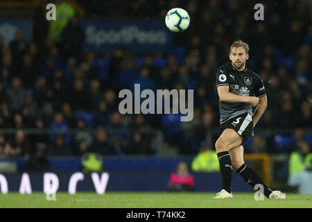 Liverpool, Regno Unito. 03 Maggio, 2019. Charlie Taylor di Burnley in azione. Premier League, Everton v Burnley a Goodison Park di Liverpool venerdì 3 maggio 2019. Questa immagine può essere utilizzata solo per scopi editoriali. Solo uso editoriale, è richiesta una licenza per uso commerciale. Nessun uso in scommesse, giochi o un singolo giocatore/club/league pubblicazioni. pic da Chris Stading/Andrew Orchard fotografia sportiva/Alamy Live news Credito: Andrew Orchard fotografia sportiva/Alamy Live News Foto Stock