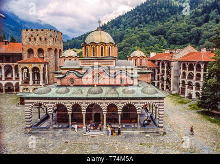 Kyustendil, Bulgaria. 30 Mar, 2019. Il decimo secolo il monastero di Rila (Monastero di San Ivan Rilski), il più grande e il più famoso bulgaro ortodossa orientale monastero, nel sudovest Rila montagne, è all'interno del Monastero di Rila Nature Park. Uno di Bulgaria più importante del patrimonio culturale e storico e monumenti architettonici è casa di circa 60 monaci ed è un tasto di attrazione turistica per la Bulgaria e il sud dell'Europa. Credito: Arnold Drapkin/ZUMA filo/Alamy Live News Foto Stock